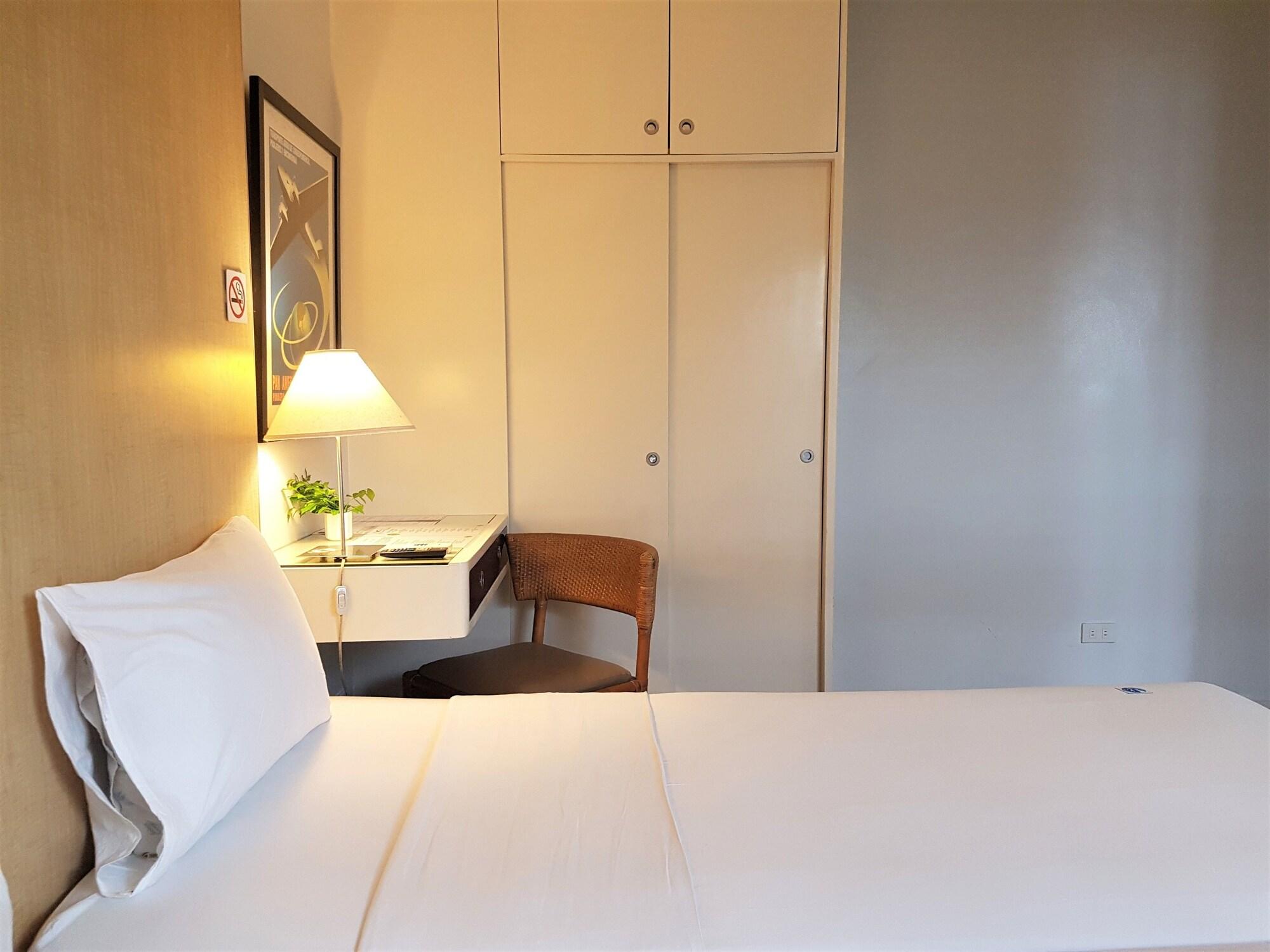 The Clipper House, Poblacion Makati Manila Bagian luar foto